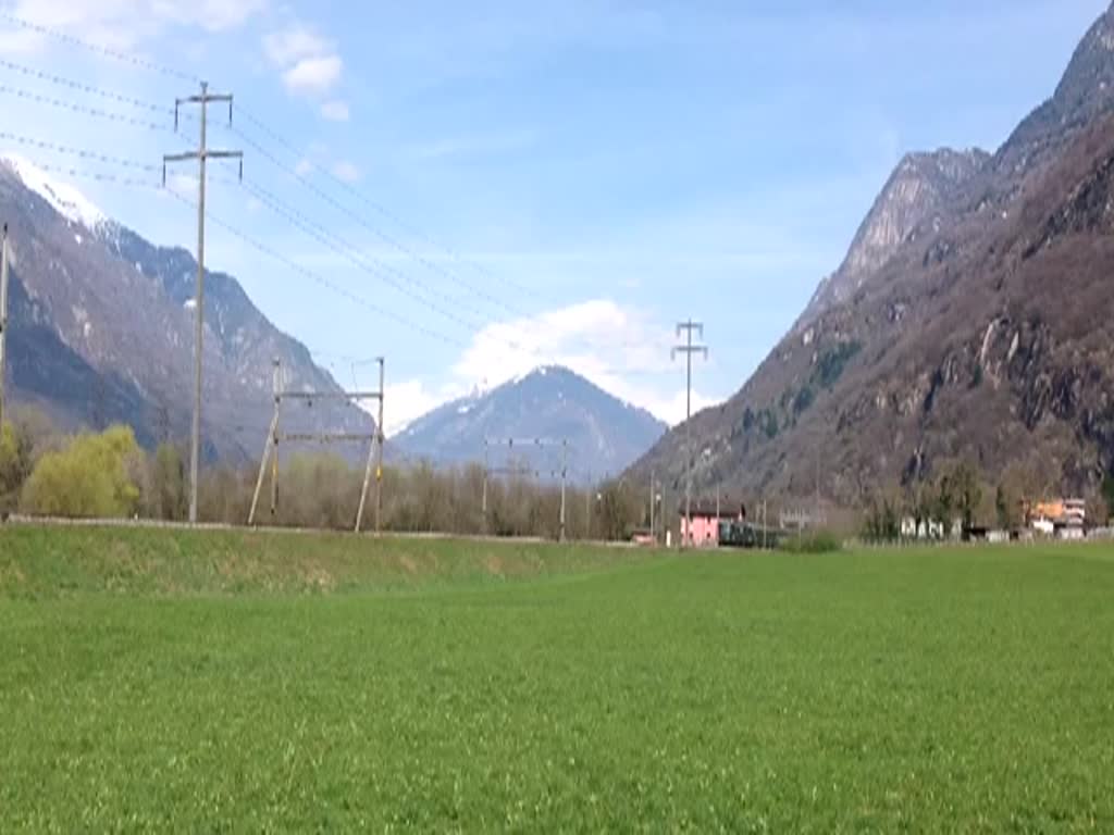 Am 29.03.2014 machte ein historischer Pendelzug, angeführt vom RBe 4/4 1405 der DSF, einen Ausflug nach Luino. Das Video wurde bei Claro aufgenommen.