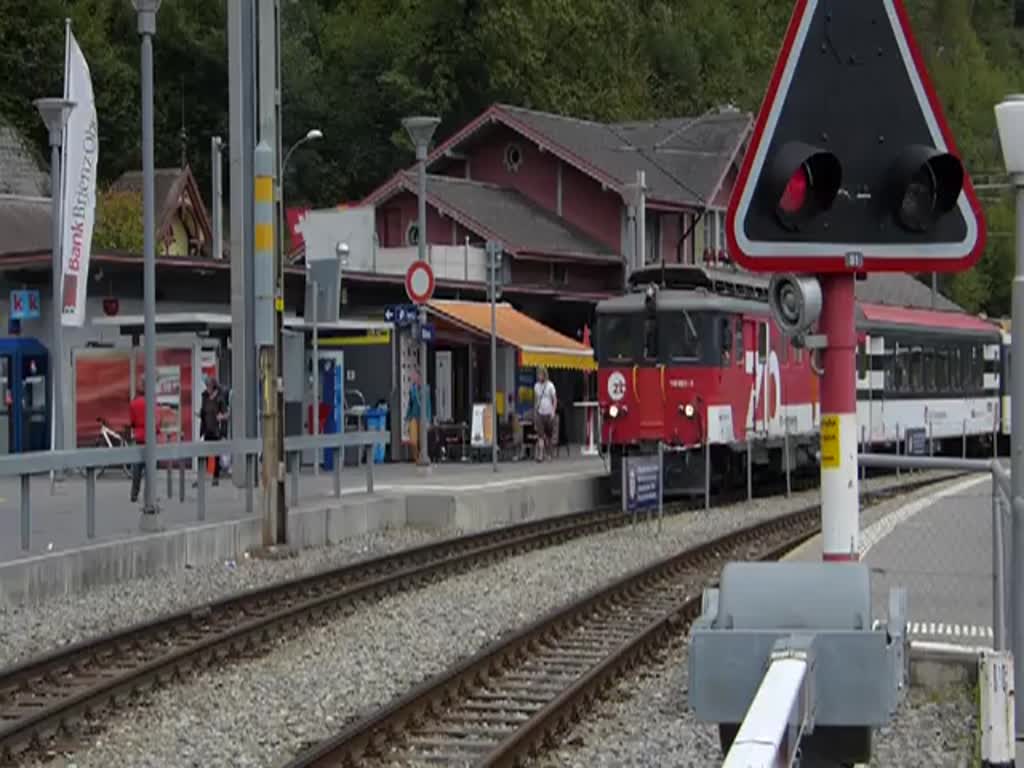 Am 29.09.2013 verlässt der Brünig Gepäcktriebwagen De 4/4 110 021-3 mit dem Goldenpass, von Luzern über Meiringen kommend, den Bahnhof von Brienz in Richtung Endbahnhof Interlaken Ost.