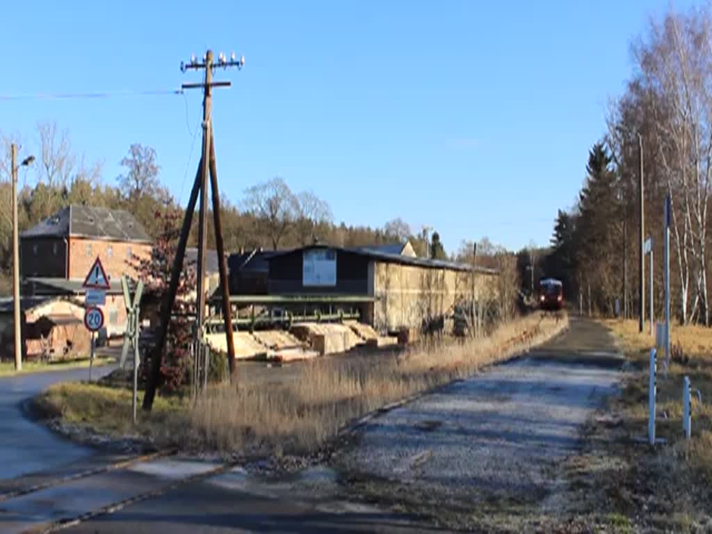 Am 30.12.13 gab es eine Abschlussfahrt mit 171 056 zwischen Schönberg/v. und Schleiz West. Hier zu sehen in Wüstendittersdorf. 