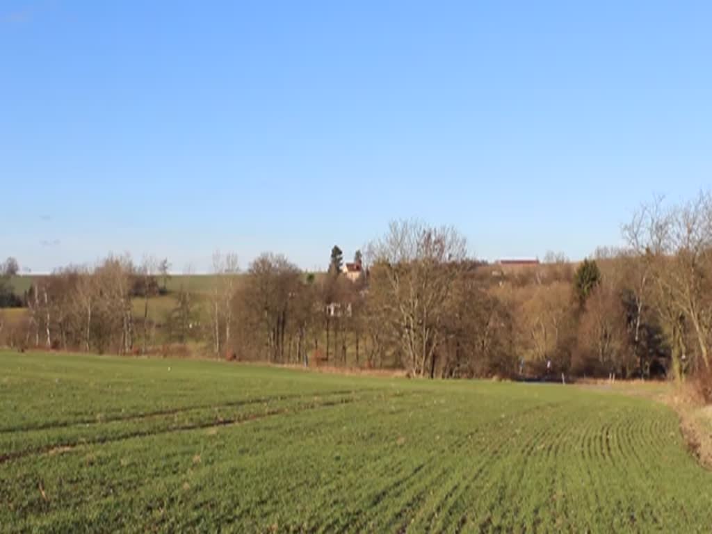 Am 30.12.13 gab es eine Abschlussfahrt mit 171 056 zwischen Schönberg/v. und Scleiz West. Hier zu sehen zwischen Schleiz und Wüstendittersdorf. 