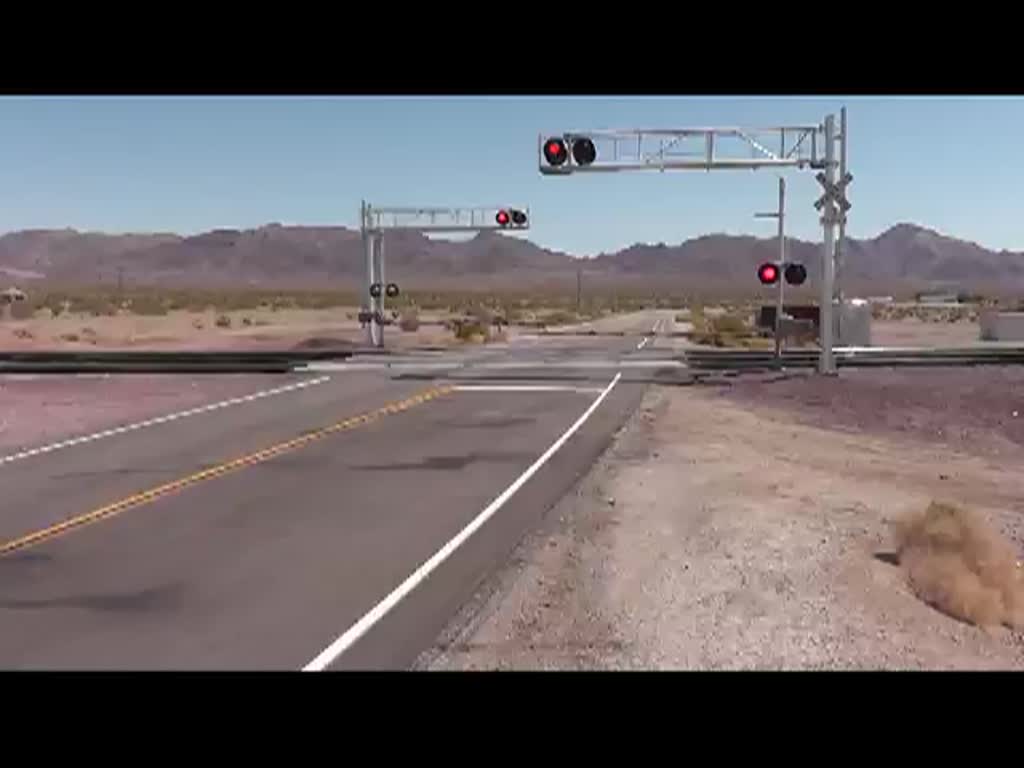 Am Bahnbergang der Santa Fe auf der Bahnstrecke zwischen Barstow & Needles, fuhr ein Zug der BNSF mit 4 Loks und 108 Wagen. - 12.05. 2013