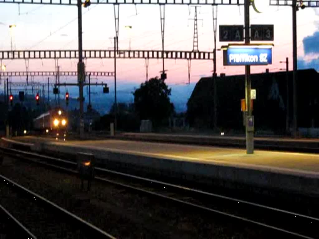 Am fuhr eine Re 4/4 II mit kurzem IC durch Pfffikon SZ am 18.06.2010