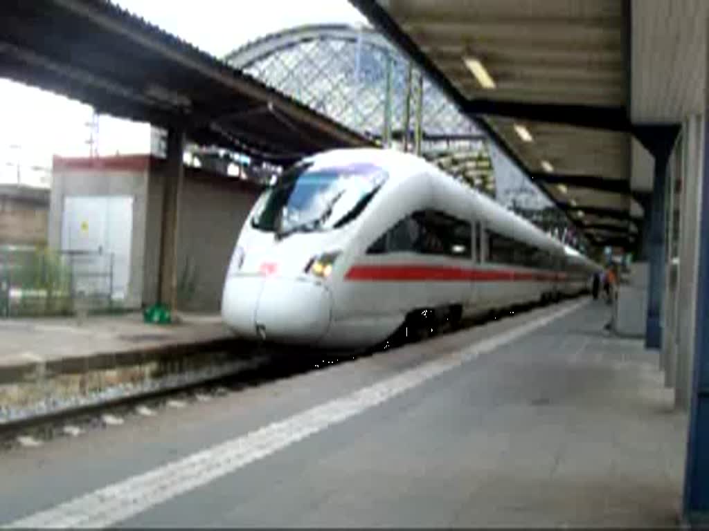 Am Gleis 14 fhrt ganz schn rasant los der ICE-T nach Wiesbaden ber Leipzig Hbf. Taufname war  Berlin . Dresden Hbf den 02.08.2006