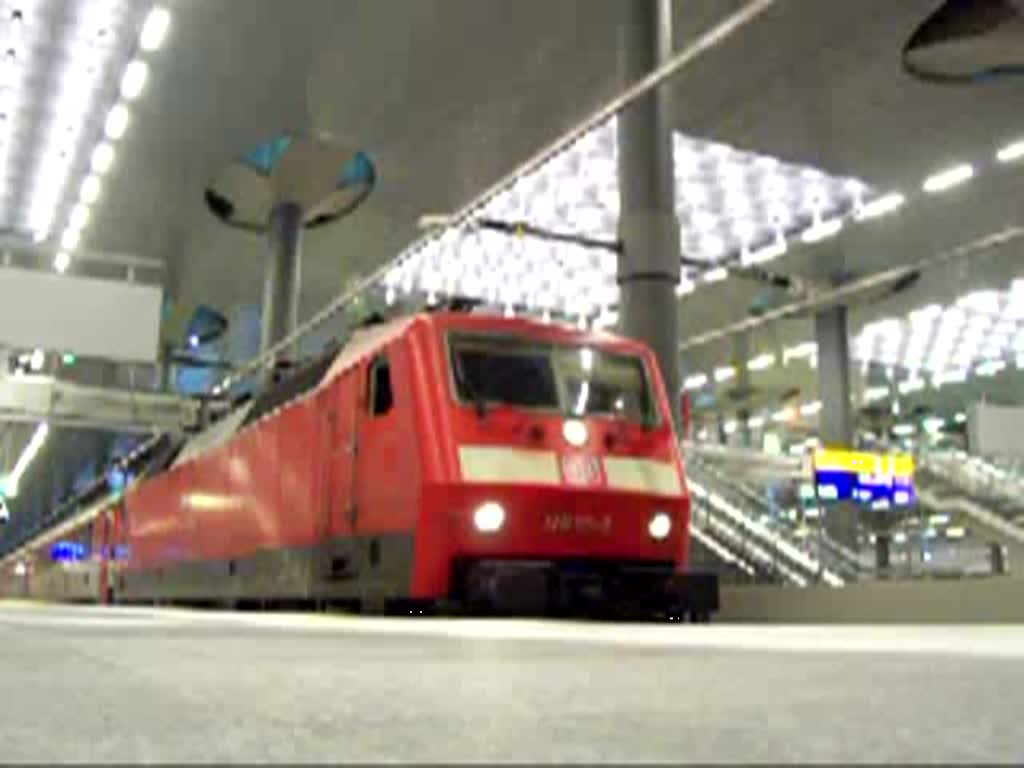 Am Gleis 2 fhrt jetzt los der EC 371 nach Praha hl. n. Berlin Hbf den 23.07.2007