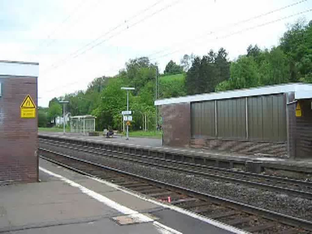 Am Morgen des 14.05.2009 rauscht vor  meiner  Cantus noch schnell die 285 108 der ITL mit leeren Autotransportwagen in Fahrtrichtung Norden dursch den Bahnhof Eschwege West.