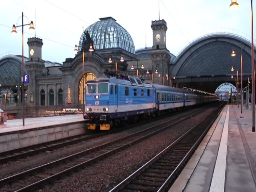 An den Adventwochenenden fährt die České dráhy einen OS von Ústí nad Labem nach Dresden. Hier steht der RE/OS 5277 mit 371 201-5 in Dresden Hbf zur Abfahrt nach Ústí nad Labem bereit.