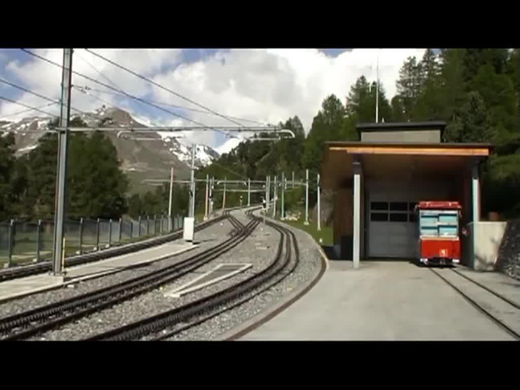 An der Station Riffelalp beobachten wir am 4.7.2013 zwei Züge der Gornergratbahn.