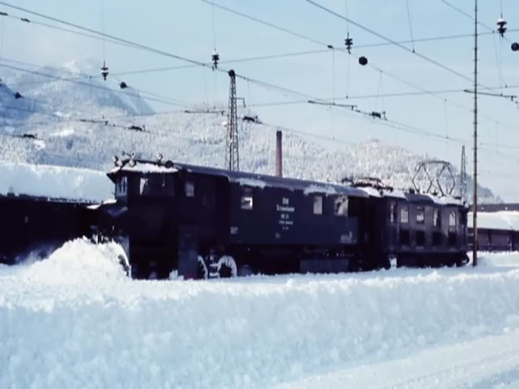 Anfang der 1970er Jahre gab es am Wochenende des 3. Advend am Arlberg so viel Neuschnee, daß der Eisenbahnverkehr von Vorarlberg nach Tirol über Deutschland geführt wurde. Am Mittwoch konnte dann der Bahnhof Bludenz mit Schneepflug und Dampfschneeschleuder geräumt und die Autoverladung von Bludenz nach St. Anton wieder aufgenommen werden. (Neu digitalisierter Supeer-8-Film)
