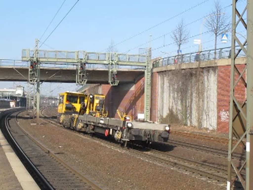 Arbeitszug von DB-Netz auf der Fahrt am 3. Mrz 2011 in Hamburg-Harburg zu einem Einsatz.