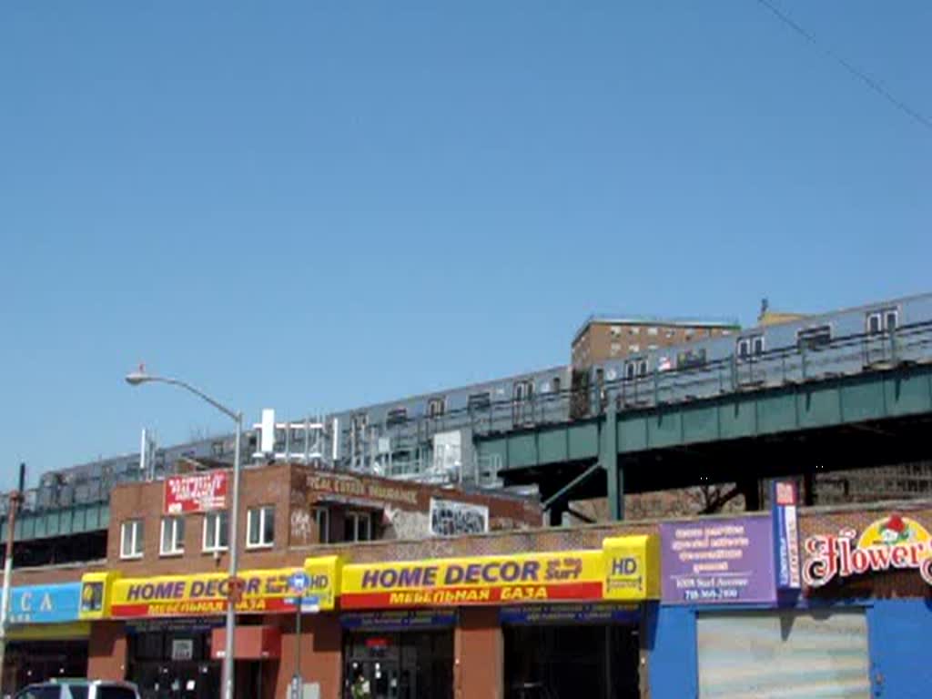 Auch bei der New Yorker Subway gibt es viele Abschnitte die Hochbahnen sind. Hier zum Beispiel auf Coney Island. Hier zwischen der Station West 8 Street/NY Aquarium und Stillwell Avenue Coney Island. Oben fhrt gerade Subway Linie Q von Midtown 57 Street/7 Avenue nach Coney Island / Stillwell Avenue. Aufgenommmen am 17.04.08