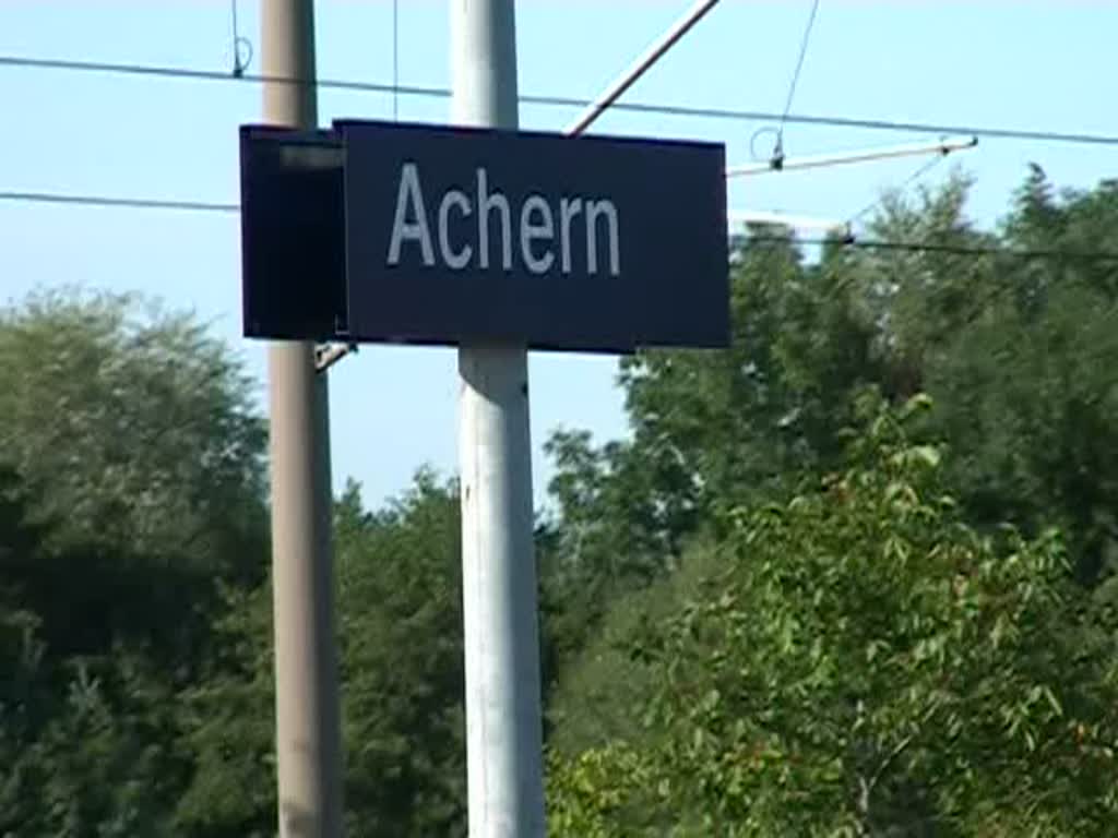 Auch wenn die Sonne blendet: Dass ein IC in Achern im Bahnhof hlt muss festgehalten werden. Nur so lange wie die Bauarbeiten nrdlich von Rastatt noch anhalten, wird es einen IC-Halt pro Tag hier geben. Der Bahnsteig ist jedenfalls lange genug dafr :-) Interessant ist dennoch, dass nur zwei oder drei Leute hier ausgestiegen sind. Das Video gibt's in voller Lnge, weil's den Anblick bald nicht mehr geben wird und das in ein paar Jahren sicherlich gerne nochmal komplett gesehen wird. Die Aufnahme stammt vom 18. August 2009 - um 18:07 Uhr war planmige Abfahrt.