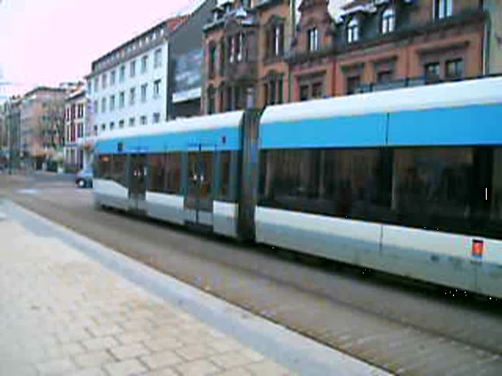 Auf diesem Video verlsst die Saarbahn die Haltestelle Landwehrplatz. Die Aufnahme des Videos war der 26.01.2009.