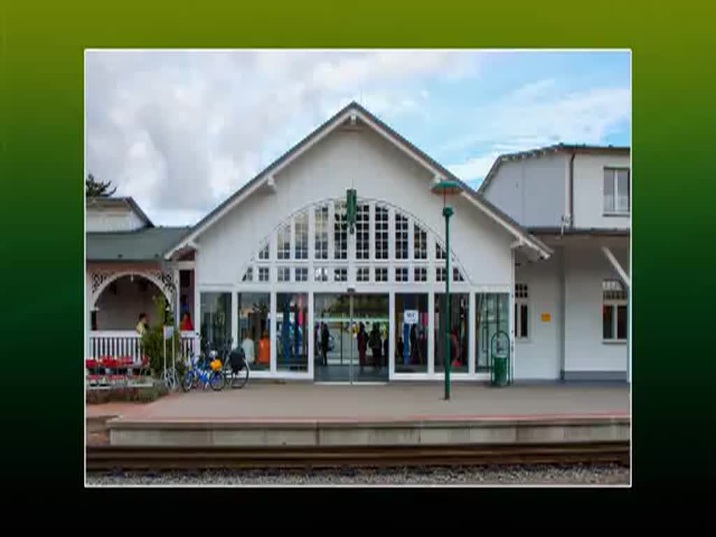 Auf der Fahrt von Baabe nach Lauterbach Mole kann man in Binz der RBB bei der Zugkreuzung und beim Umlaufen der Lok des  Rasenden Rolands  beobachten. - 21.09.2013   