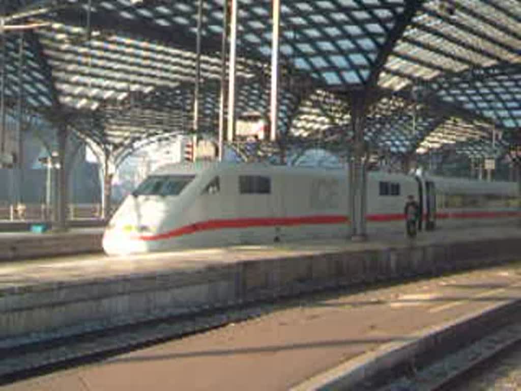 Auf Gleis 4 in Kln Hbf steht der ICE 926 (Br 401) aus Nrnberg Hbf nach Kiel Hbf, danbeben auf Gleis 5 der ICE 612 (Br 403) Mnchen Hbf - Dortmund Hbf. Abfahrt beider Zge war 12:11 Uhr. Leider wurde ich am filmen dieser Doppelausfahrt von 402 039  Essen  (ICE2) aus Berlin-Ostbahnhof gehindert, der auch umbedingt aufs Video wollte.
*Inklusive Abfahrtsansage*