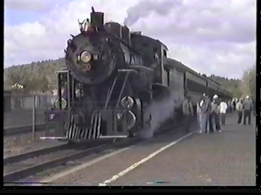 Auf der  der Rckfahrt vom Gand Canyon nimmt der Zug mit Lok Nr. 18 am 10. Mai 1991 bei einem Zwischenstop Akteure auf, die einen Eisenbahnberfall im Wilden Westen darstellen.