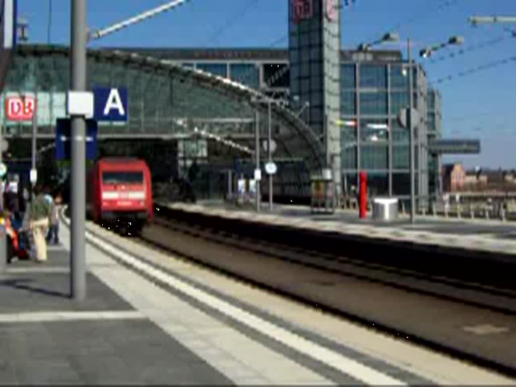 Aus dem Berliner Hbf fhrt jetzt der IC nach Mnster los. Datum: 12.04.2006