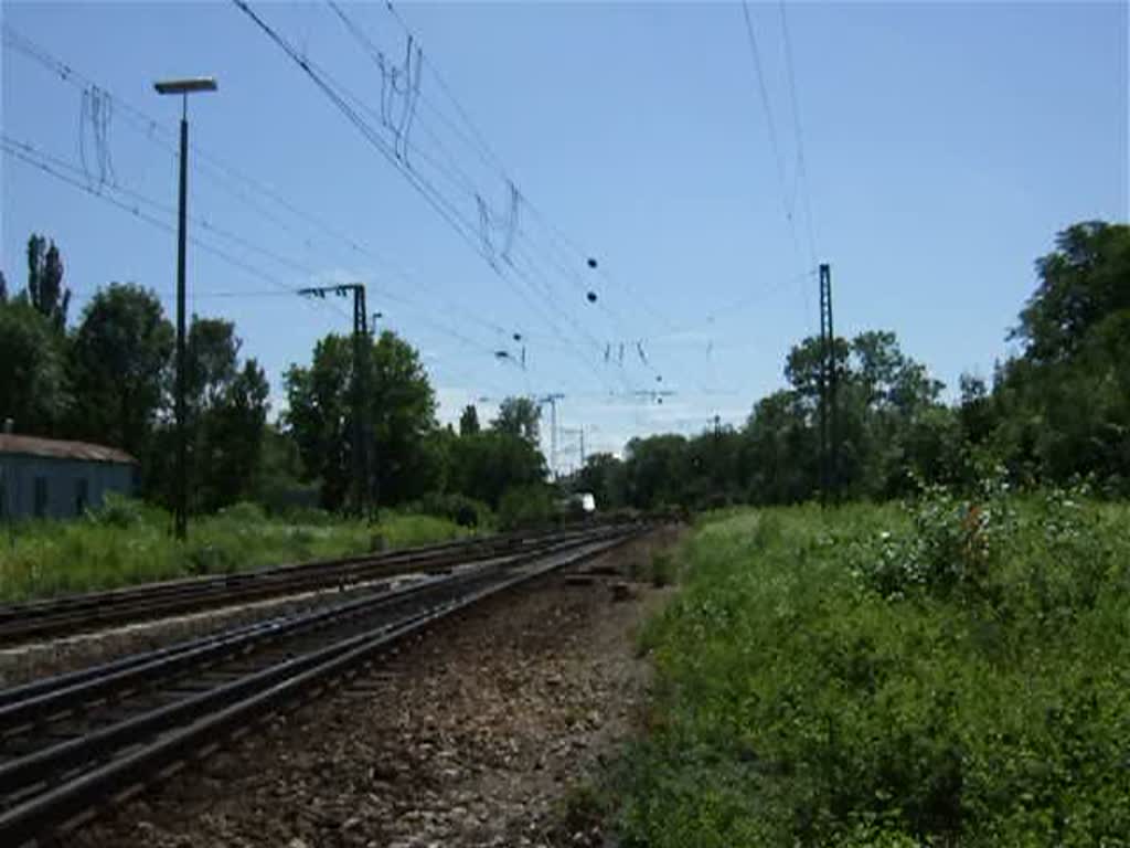 Aus Paris kommend drchfhrt der TGV 9573 nach Stuttgart den Rastatter Bahnhof. Am 17. Juni 2007.