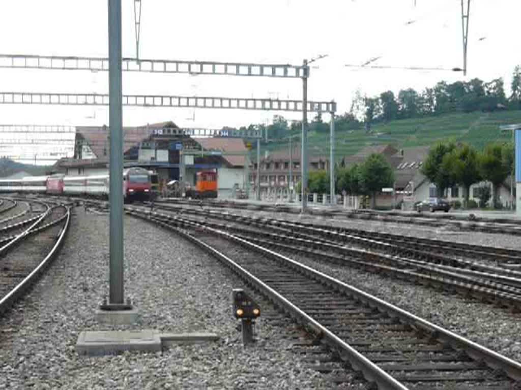Aus Richtung Thun fhrt am spten Nachmittag des 28.07.08 dieser IC im Bahnhof Spiez ein, bei diesem ist eine Lok der BR 460 fast in der Mitte des Zuges eingereiht, was ich je nach Tageszeit fters beobachten konnte. Der Zug wird seine in Richtung Fahrt in Richtung Brig fortsetzten.