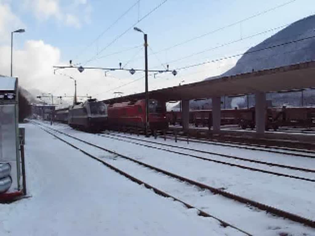 Aus der slowenischen Hauptstadt Laibach kommend nach Villach unterwegs, verlie dieser Regionalzug am 3.Jnner 2009 den Bahnhof Jesenice. Links daneben ist der Railjet-Prototyp  Spirit of Salzburg  (1016 034-9) zu sehen.