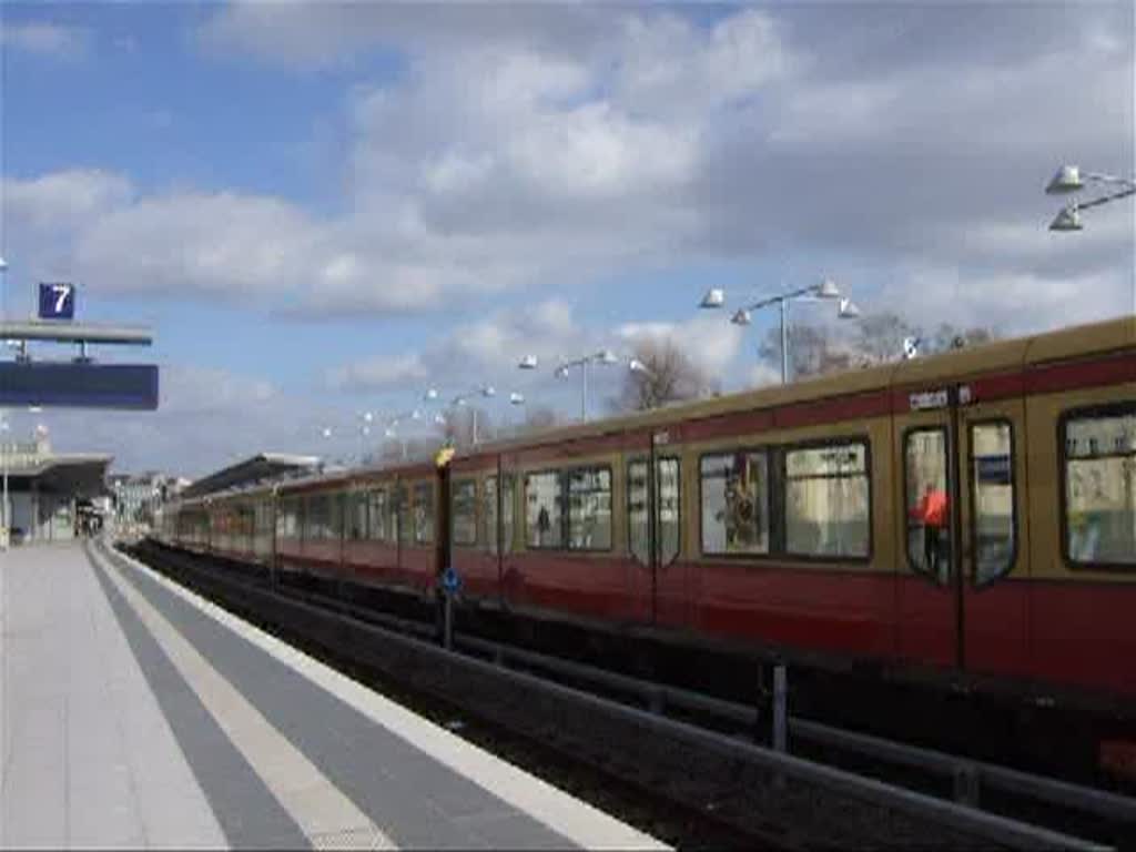 Ausfahrender S-Bahnzug der S-Bahn Berlin aus dem Bahnhof Charlottenburg (Richtung Zentrum). Der auch fr den Regionalverkehr benutzte Bahnhof wurde erst vor kurzem modernisiert und sieht nun sehr schn aus.