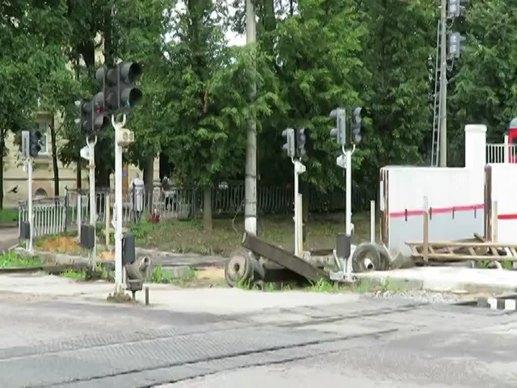 Ausfahrt von ЭР2T (ER2T) 7199 aus dem Bahnhof Царское Село (Zarskoje Selo), bei St. Petersburg, 27.8.17.