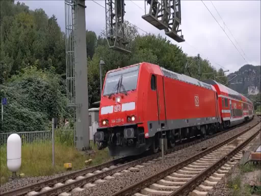 Ausfahrt von 145 226 mit einer S1 nach Schöna der S-Bahn Dresden im Bahnhof Kurort Rathen, 21.9.2021