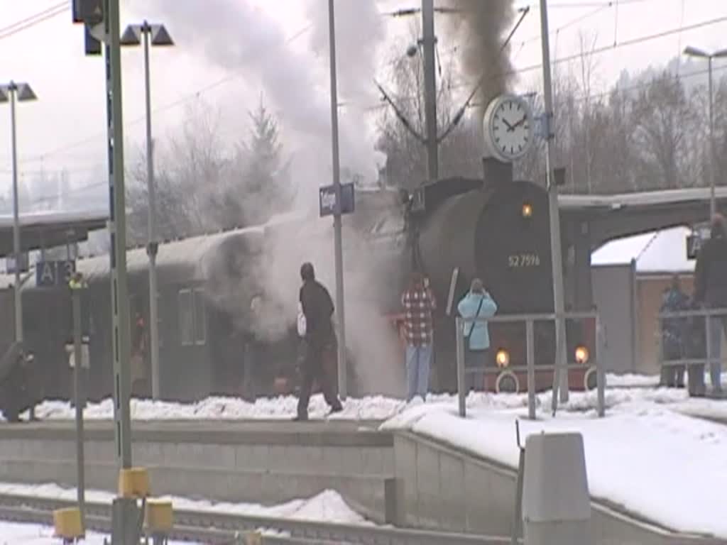 Ausfahrt der 52 7596 aus dem Bahnhof Tuttlingen in Richtung Sigmaringen am 08/01/11.