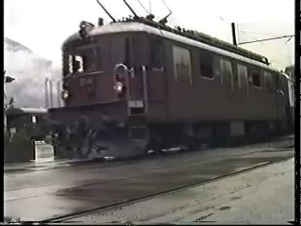 Ausfahrt der Ae 4/4 258 der BLS mit Personenzug nach Interlaken am 8. September 1993 aus Zweisimmen.