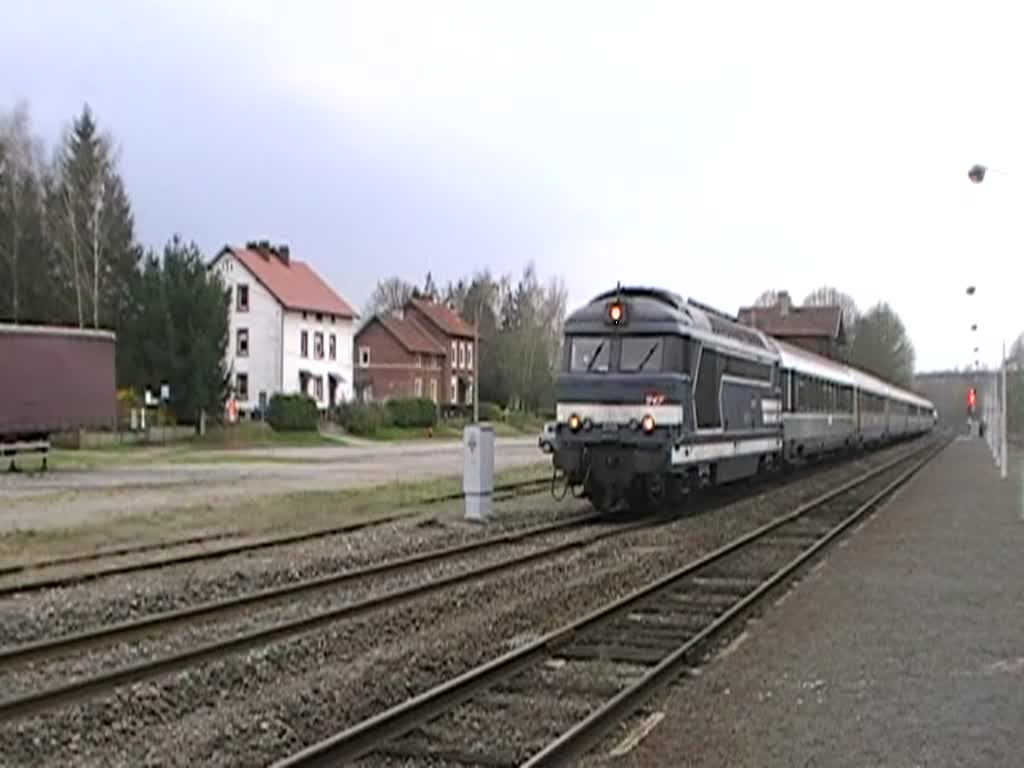 Ausfahrt aus dem Bahnhof Kalhausen von einer BB 67400 mit einem TER Strassburg - Saargemnd am 04/04/2012.