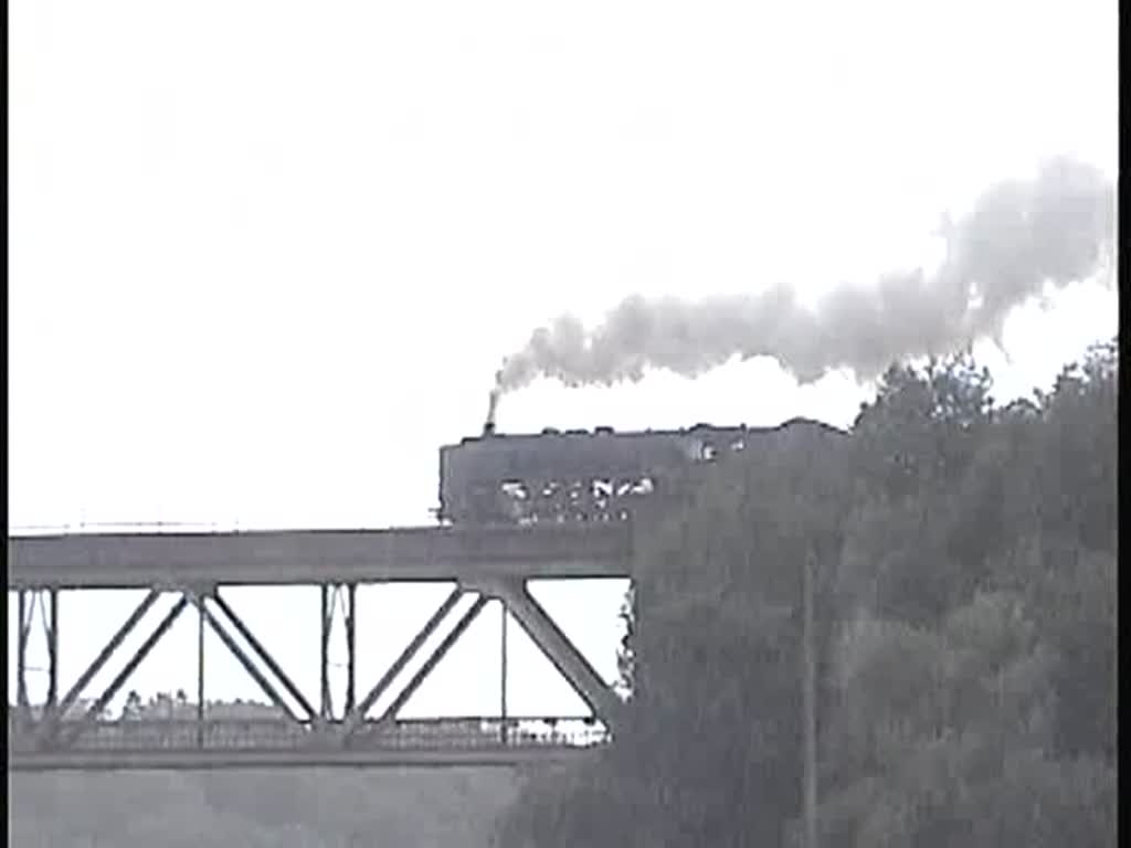 Ausfahrt aus dem Gterbahnhof Montzen/Morsenet in Ostbelgien mit einem Sonderzug der von der 01 118 gezogen wurde. Das besondere an dieser Szene, der Zug fhrt noch ber den alten Viadukt. Seit einigen Jahren ist der Stahlaufbau erneuert und mittelerweile ist die Strecke auch elektrifiziert. Die Aufnahme entstand am 16.9.2001. (Was da so rauscht ist nur ein  kleiner  Wolkenbruch)