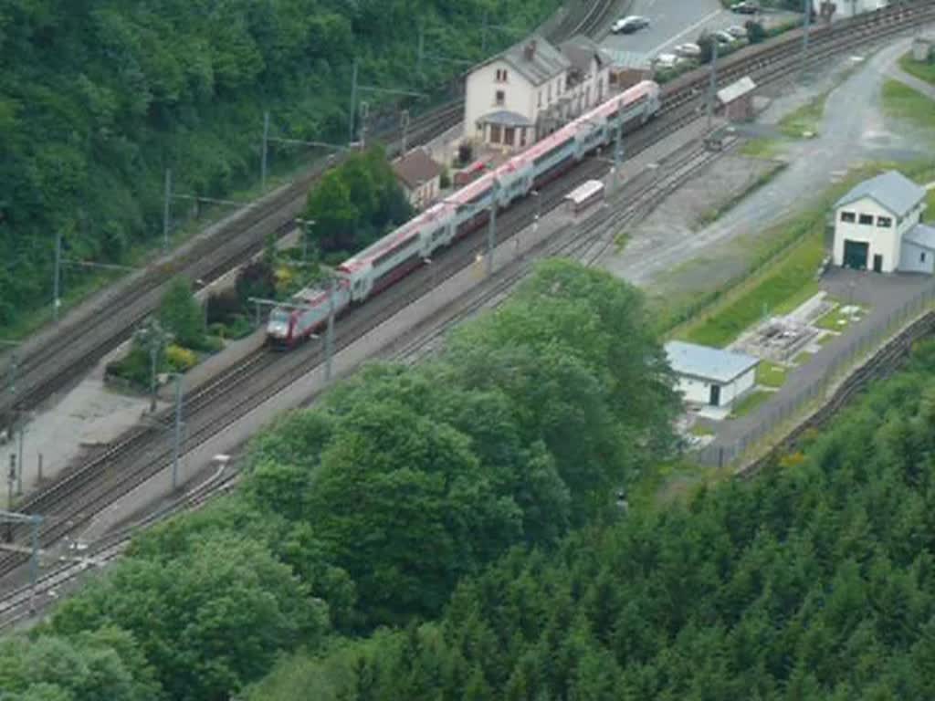 Ausfahrt einer BR 4000 Lok mit DoStoswagen aus dem Bahnhof von Kautenbach, als IR in Richtung Luxmburg. 13.06.2010 