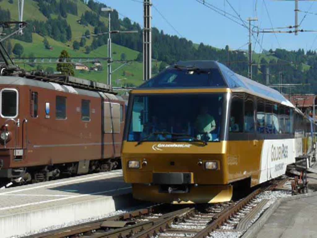 Ausfahrt des Golden Pass Panoramic Express aus dem Bahnhof Zweisimmen in Richtung Montreux am 31.07.08 um 10Uhr25.