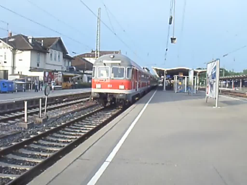 Ausfahrt des IRE Stuttgart-Tübingen im Juli 2013 im Tübinger HBF auf der Fahrt ins BW
Der Steuerwagen ist übrigends leihweise in Stuttgart unterwegs 82-34 096 Bnrdzf 463.0
(Tübingen,Juli 2013)