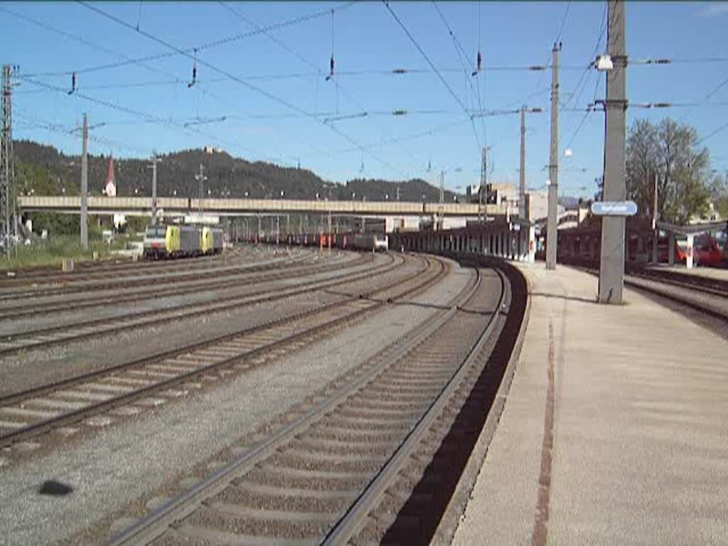 Ausfahrt eines KLV Zuges mit zwei 189er Dispo-Loks und einem Dispo-Tauri als Schub Lok. (29.09.2007 Kufstein)    