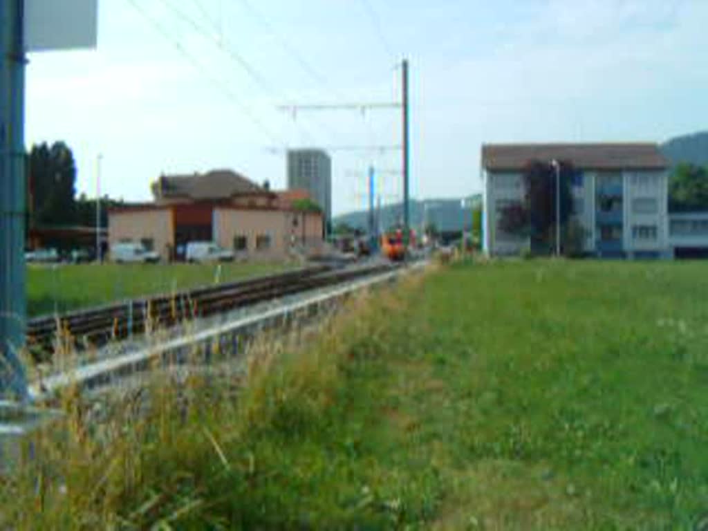 Ausfahrt eines Pendelzuges in Reinach Nord Richtung Menziken kurz nach der Erffnung des neuen Streckenabschnittes. Video leider ohne Ton (alte Kamera).