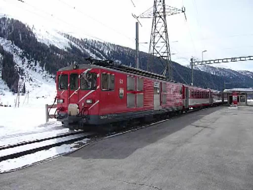Ausfahrt eines Regionalzuges der MGB, gezogen vom Gepcktriebwagen 93, Deh4/4  Oberwald  aus dem gleichnamigen Bahnhof in den Furka-Basistunnel Richtung Realp (17.3.2010)