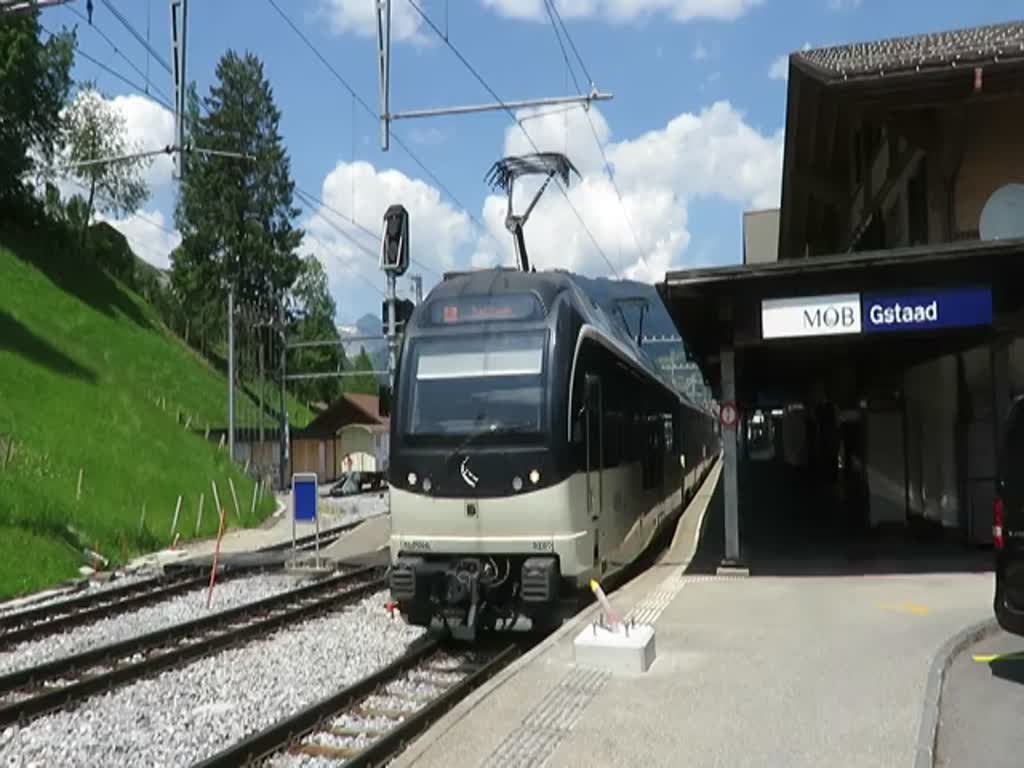 Ausfahrt von MOB Alpina Be 4/4 9201 in Gstaad mit einem Zug nach Zweisimmen, 6.6.2023