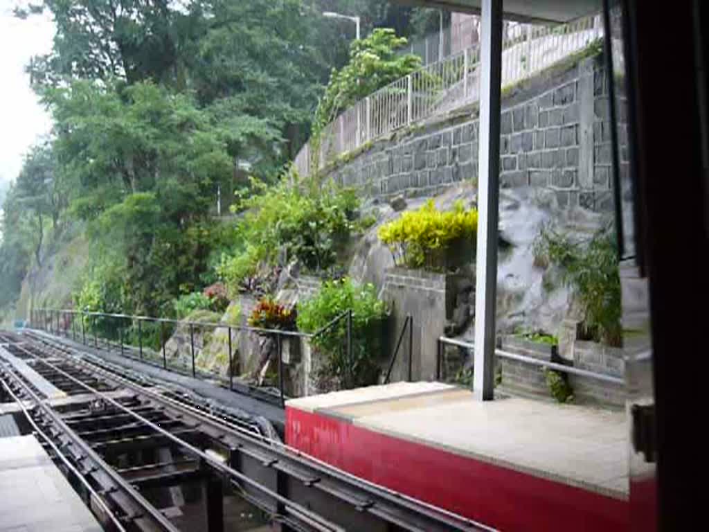 Ausfahrt der Peak Tram, es geht nun steil nach unten in den Bezirk Hong Kong Island. Ohne Ton. 09/2007