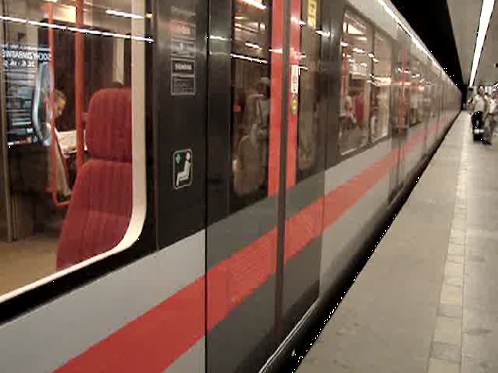 Ausfahrt der Roten Linie C aus den Bahnhof Praha-Holesovice. Aufgenommen am 13.08.07