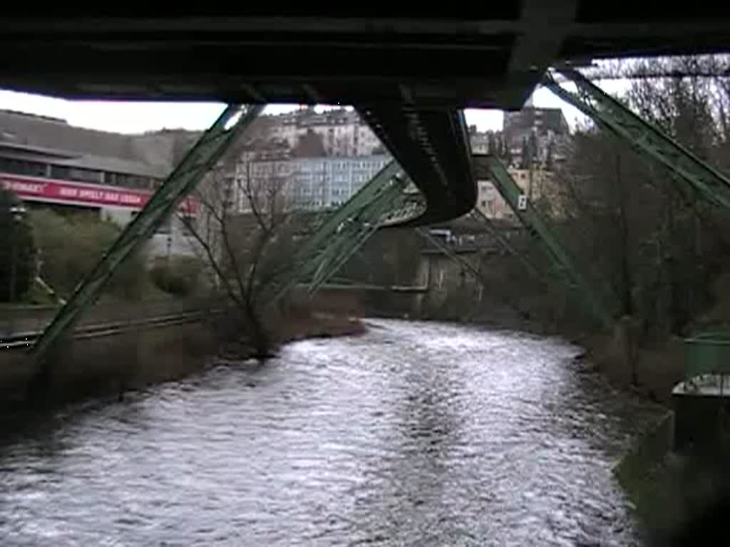 Ausfahrt einer Schwebebahn aus Kluse/Schauspielhaus in Richtung Oberbarmen. 21.3.2008