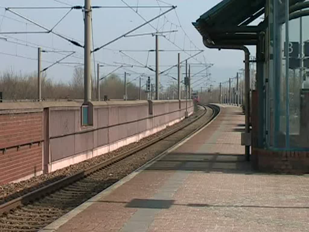 Bahnhof Achern Teil 3: Ein ungewhnlich kurzer Gterzug wird von einer Schweizer Lok durch den Bahnhof Achern auf Gleis 3 gezogen. Gefilmt am 2. April 2009 (0:27 Minuten).