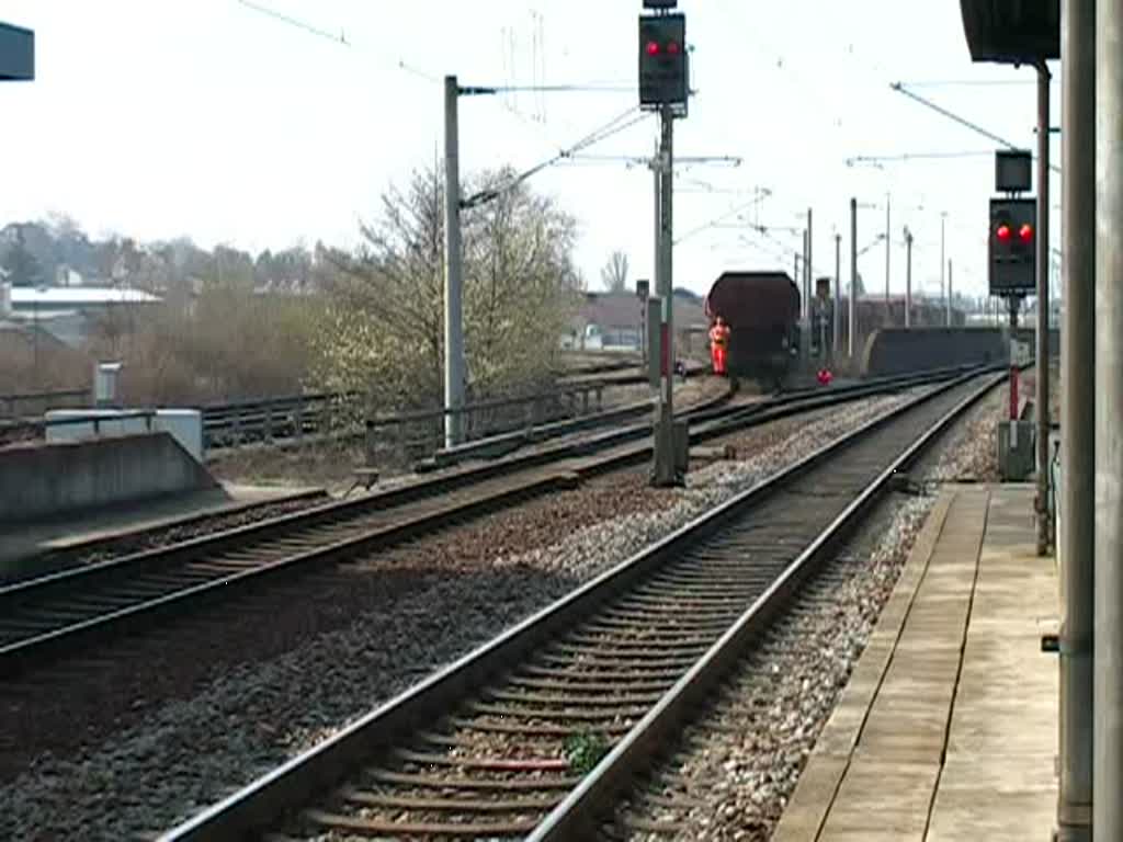 Bahnhof Achern Teil 4: Viel Betrieb im Bahnhof Achern heute. Eine DB-Rangierlok kommt von einem Nebengleis mit jede Menge Waggons auf's Gleis 1 und wartet auf ein grnes Signal um auf der Rheintalbahn Richtung Offenburg weiterfahren zu knnen. Gefilmt am 2. April 2009 (0:27 Minuten).