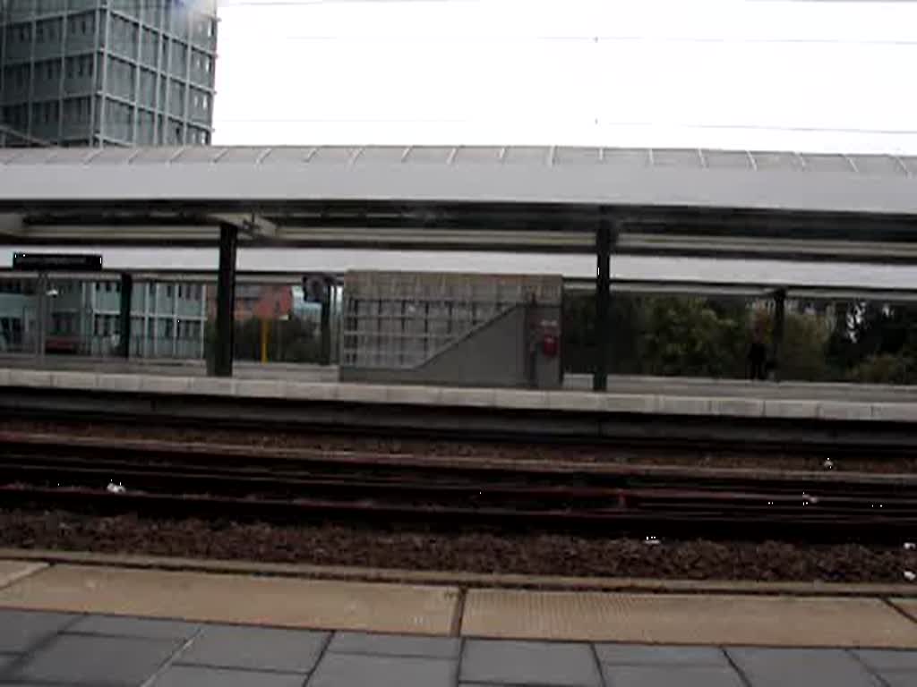 Bahnhof Berlin Ostbahnhof mit einer Bahnhofsansage