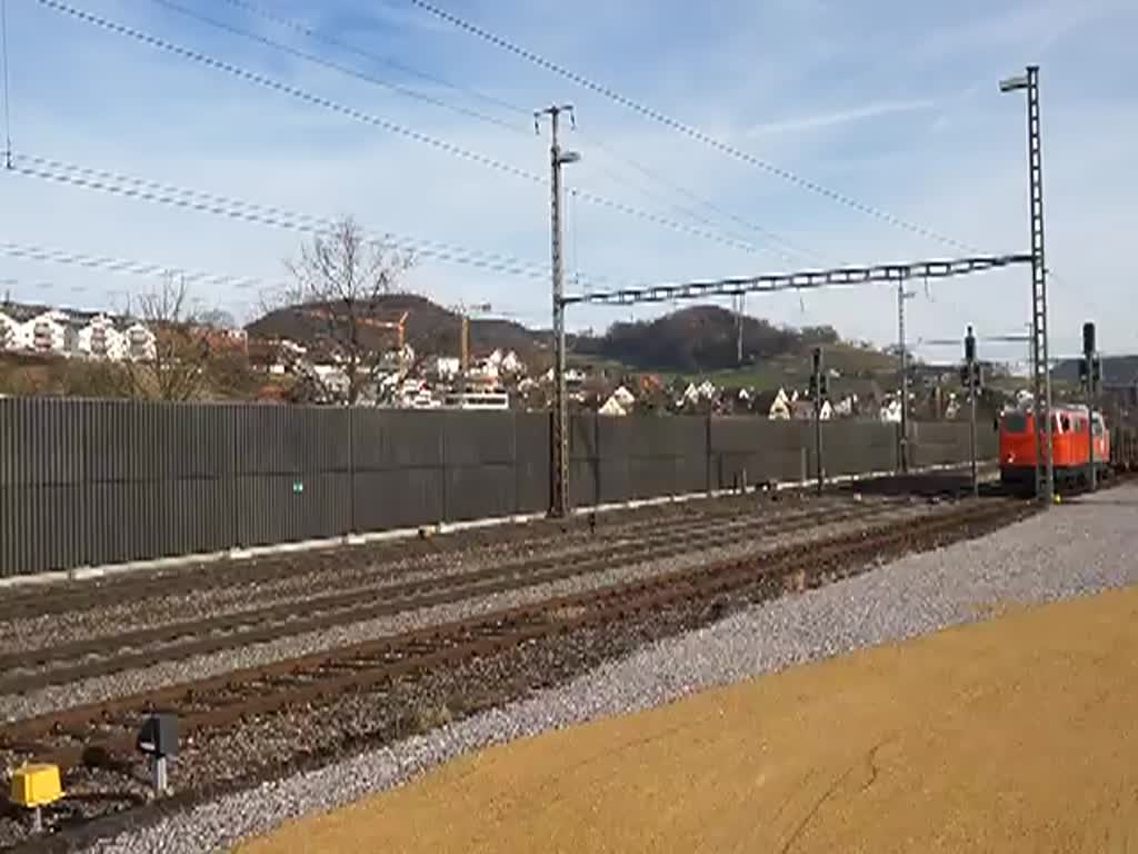 Bahnhof Gelterkinden-Baselland-Schweiz am 9.1.2014. Das Signal hat endlich auf Grün geschaltet und so drehte ich noch diesen kleinen Videofilm von der sauberen BR 2143 025 der RTS. 