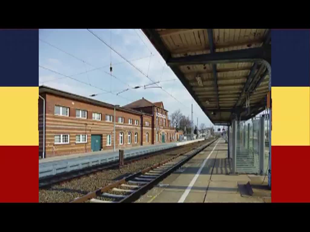 Bahnhof Waren (Müritz) mit Zügen aus-und in Richtung Rostock bzw. Neustrelitz. Dabei kommen DB Loks der BR 185, 112, 298 und ein ODEG Regioshuttle zum Einsatz. - 02.04.2014