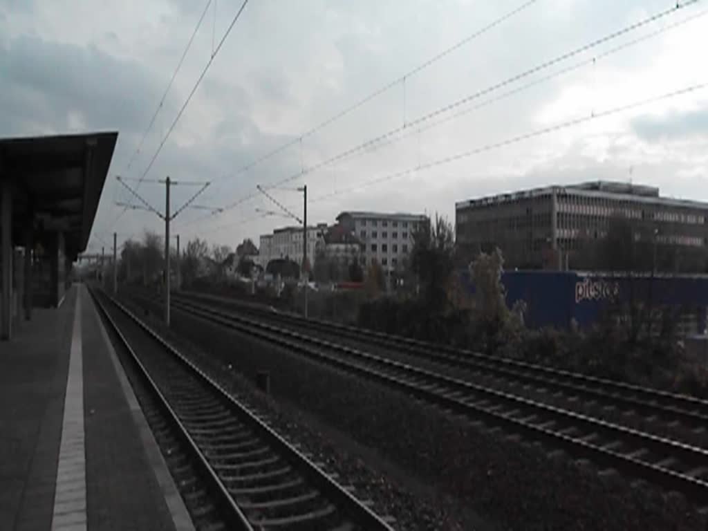 Baureihe 180 xxx x fährt mit gemischten Güterzug durch den S - Bahnhof Dresden Dobritz. 15.11.2014