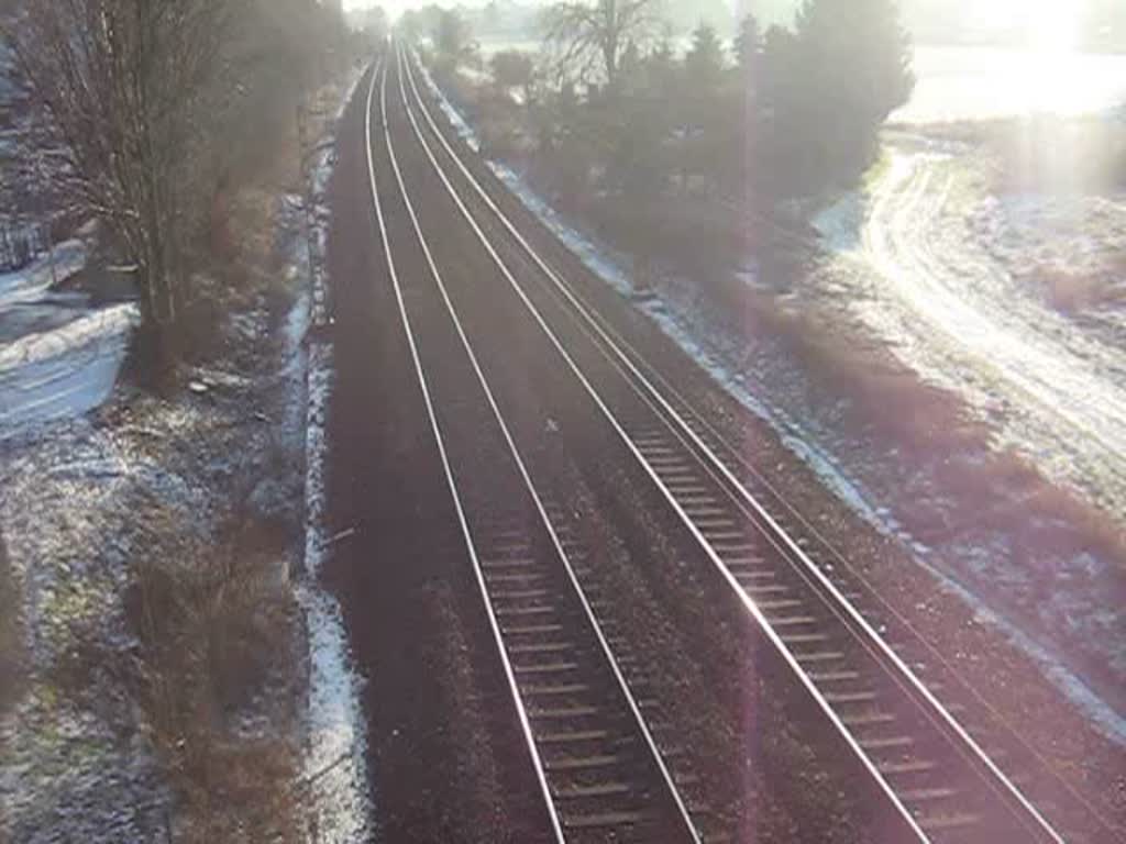 Baureihe 424 als S2 nach Nienburg (Weser) in Neustadt am Rbenberge, gefilmt am 2. Januar 2008 von einer Brcke parallel zur B6.