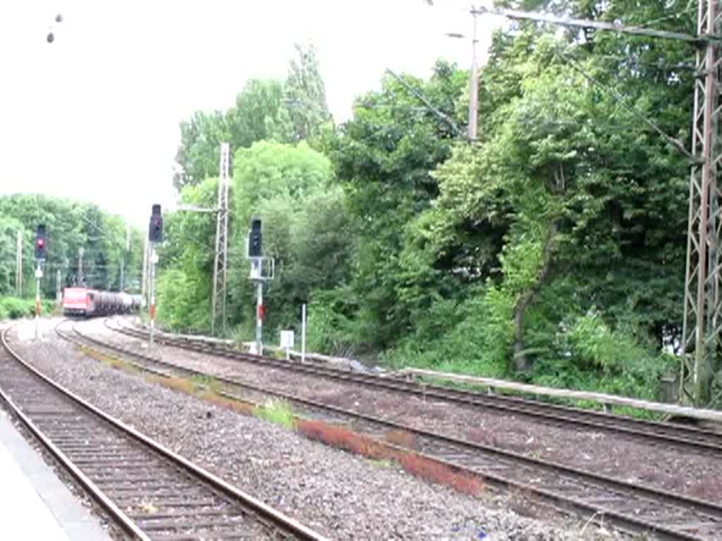 Begegnung zweier gemischter Güterzüge am 13. Juli 2010 auf der Verbindung der Rheinischen Bahn mit der Köln-Mindener Strecke zwichen Bochum-Riemke und Bochum Präsident in Höhe des Haltepunktes Bochum-Hamme der Glückauf-Bahn. Geführt wurden die Züge von einer 155 und der 152 140.