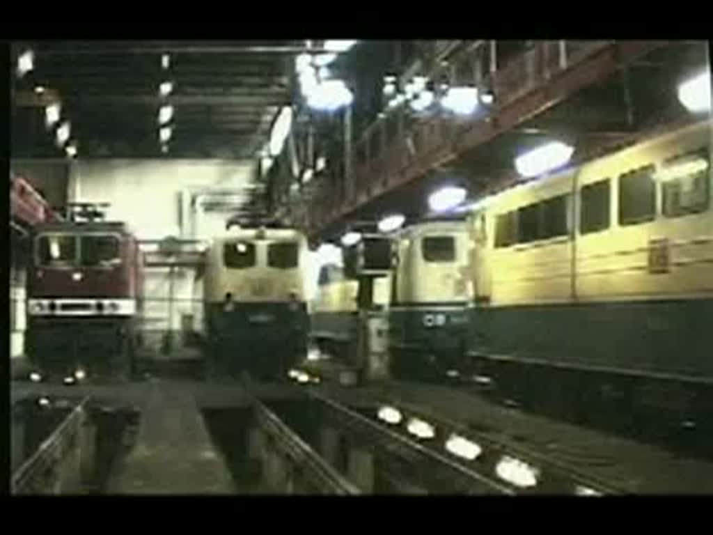Behandlung der Lokomotiven im Betriebswerk Hagen-Eckesey.
Aufn. 1995. Das Bw wurde Jan. 2004 stillgelegt.
