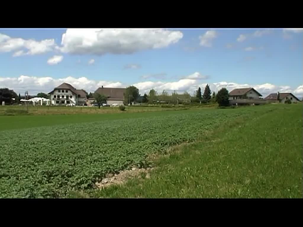 Bei Garmiswil ist am 21.6.2013 ein NINA unterwegs nach Fribourg und ein IR auf dem Weg nach Bern